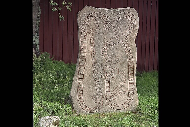 Runes written on runsten, gulgrå gävlesandsten. Date: V m 1000-t